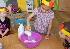 Weronika wsypuje mąkę